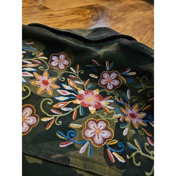 Savanna Jane Camo Jackets S. Floral Embroidery. - Picture 3 of 9
